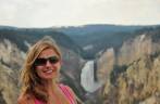 Feliz e impressionada com o Grand Canyon of Yellowstone, no Yellowstone National Park, no Wyoming, nos Estados Unidos